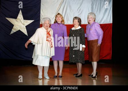 Liz Carpenter, First Lady degli Stati Uniti Hillary Rodham Clinton, ex First Lady degli Stati Uniti Claudia "Lady Bird" Johnson e Governatore del Texas Ann Richards all'evento Liz Carpenter Lectureship Event presso l'Erwin Center, University of Texas, Austin, Texas, USA, Ralph Alswang, fotografo della Casa Bianca, 6 aprile 1993 Foto Stock