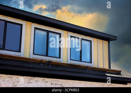 Casa contemporanea con grandi finestre e una nuova casa Foto Stock