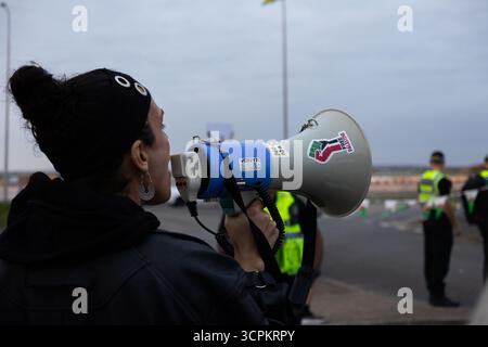 Demo e Counter demo di fronte all'hotel migrante di Rhoose, Galles del Sud Foto Stock