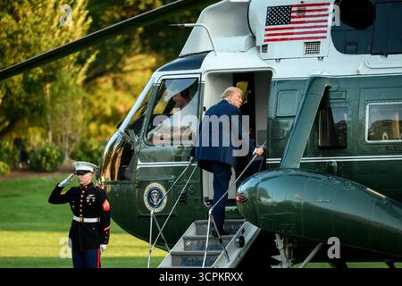 Il presidente Donald J. Trump si imbarca su Marine One sul South Lawn della Casa Bianca in viaggio verso la base congiunta Andrews per il suo viaggio a New York City per partecipare alla 80a sessione dell'Assemblea generale delle Nazioni Unite. Washington, D.C. 22 settembre 2025. Per gentile concessione della Casa Bianca. Foto Stock