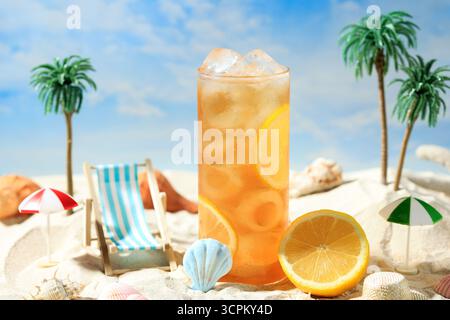 Tè al limone ghiacciato su bicchiere alto in The Beach Mini Vacation Concept. Es Teh Lemon Foto Stock