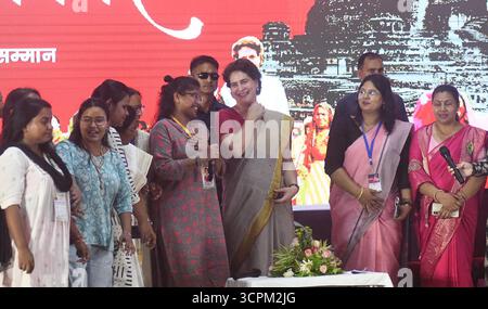 India. 26 settembre 2025. PATNA, INDIA - SETTEMBRE 26: Il segretario generale del Congresso Priyanka Gandhi interagisce con le donne durante Shakti Adhikar Mahila Samvad a Sadaquat Ashram il 26 settembre 2025 a Patna, India. (Foto di Santosh Kumar/Hindustan Times/Sipa USA) crediti: SIPA USA/Alamy Live News Foto Stock