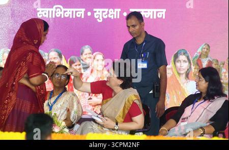India. 26 settembre 2025. PATNA, INDIA - SETTEMBRE 26: Il segretario generale del Congresso Priyanka Gandhi interagisce con le donne durante Shakti Adhikar Mahila Samvad a Sadaquat Ashram il 26 settembre 2025 a Patna, India. (Foto di Santosh Kumar/Hindustan Times/Sipa USA) crediti: SIPA USA/Alamy Live News Foto Stock