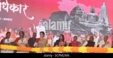 India. 26 settembre 2025. PATNA, INDIA - SETTEMBRE 26: Il segretario generale del Congresso Priyanka Gandhi interagisce con le donne durante Shakti Adhikar Mahila Samvad a Sadaquat Ashram il 26 settembre 2025 a Patna, India. (Foto di Santosh Kumar/Hindustan Times/Sipa USA) crediti: SIPA USA/Alamy Live News Foto Stock