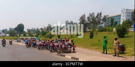 Kigali Rwanda - 3 settembre 2025; gruppo di moto taxi e ciclisti congruo in chiamata di attesa in strada nella scena urbana della città africana Foto Stock