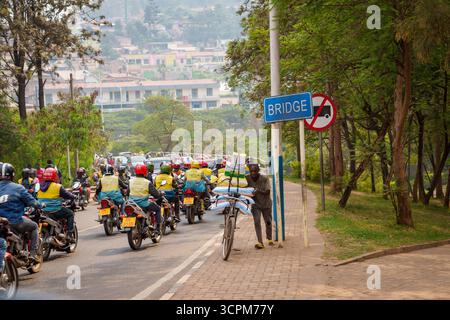 Kigali Rwanda - 3 settembre 2025; tipica scena urbana e stradale frenetica con moto-taxi che affollano la strada per portare le persone al loro destino Foto Stock