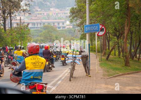 Kigali Rwanda - 3 settembre 2025; tipica scena urbana e stradale frenetica con moto-taxi che affollano la strada per portare le persone al loro destino Foto Stock