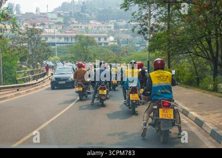 Kigali Rwanda - 3 settembre 2025; tipica scena urbana e stradale frenetica con moto-taxi che affollano la strada per portare le persone al loro destino Foto Stock