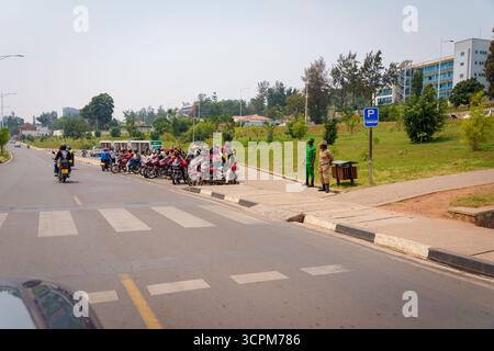 Kigali Rwanda - 3 settembre 2025; gruppo di moto taxi e ciclisti congruo in chiamata di attesa in strada nella scena urbana della città africana Foto Stock