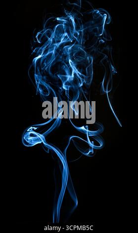 Elegante fumo bianco su sfondo nero Foto Stock