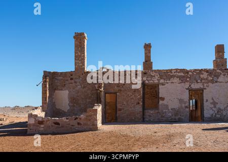 Rovine di una fattoria di coloni nella vecchia cittadina di Farina sul tracciato di Oodnadatta nell'Australia meridionale. Foto Stock