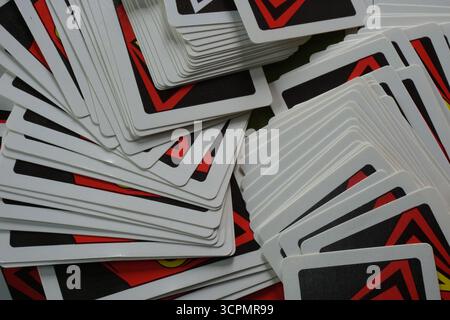 Carte da gioco uno impilate su sfondo verde Foto Stock
