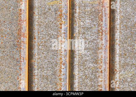 Primo piano di barre di metallo arrugginite. Struttura in acciaio corroso. Sfondo di decadimento industriale. Vecchio materiale di costruzione danneggiato dal tempo e dalle intemperie. Foto Stock