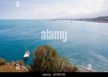 La vista sulla Baia di Villagonia e oltre il Golfo di Giardini Naxos da Taormina, Sicilia, Italia Foto Stock