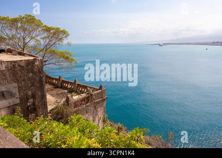 Terrazza abbandonata a Taormina, affacciata sulla Baia di Villagonia e sul Golfo di Giardini Naxos: Sicilia, Italia Foto Stock
