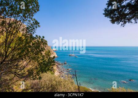 Barche turistiche al largo di Taormina nella Baia di Villagonia nel Golfo di Naxos, Sicilia, Italia Foto Stock