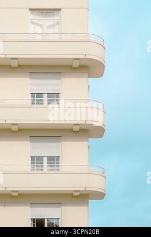 La facciata minimalista con balcone curvo presenta un design moderno. Art Deco, composizione astratta, Beige, Design modernista Foto Stock