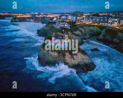 Immagine aerea della tempesta Erin che si schianta contro i Cliifs a Towan Beach, Newquay, Cornovaglia. Regno Unito. 25 agosto 2025. Foto Stock