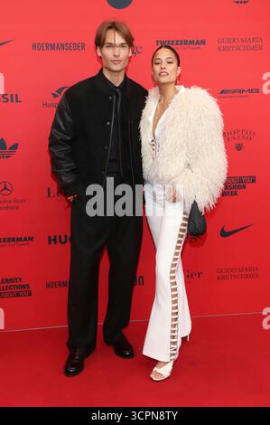 Arne-Carlos Böttcher e Viviana Wessels beim About You Fashion Ball 2025 auf dem Spielbudenplatz und Schmidts Tivoli. Amburgo, 26.09.2025 *** Arne Carlos Böttcher e Viviana Wessels al About You Fashion Ball 2025 a Spielbudenplatz e Schmidts Tivoli Amburgo, 26 09 2025 foto:xgbrcix/xFuturexImagex aboutyou 5501 Foto Stock