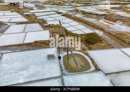 Vista aerea della Valle Anana e delle sue terrazze per la produzione di sale, le più antiche miniere di sale attive del mondo, ad Alava, Paesi Baschi, Spagna. Storico Foto Stock