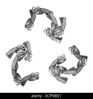 Simbolo di riciclaggio. Frecce di inseguimento fatte di lattine schiacciate su sfondo bianco Foto Stock