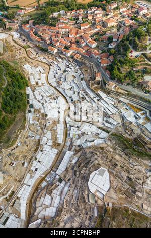 Vista aerea della Valle Anana e delle sue terrazze per la produzione di sale, le più antiche miniere di sale attive del mondo, ad Alava, Paesi Baschi, Spagna. Storico Foto Stock