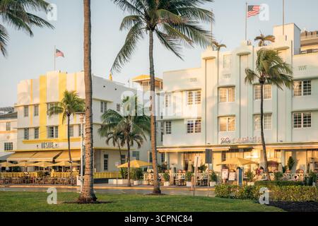 Miami Beach, Stati Uniti - 13. Gennaio 2024 - edifici art deco della famosa Ocean Drive durante l'alba Foto Stock