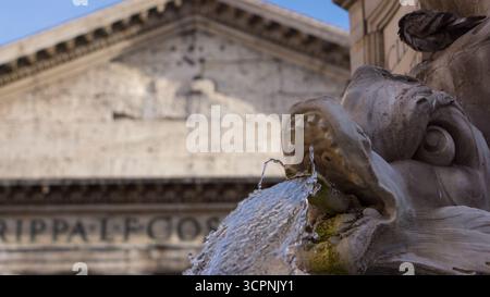 La fontana fuori dal Pantheon di Roma, incastonata in Piazza della Rotonda, presenta sculture in marmo ornate e un antico obelisco egizio. Progettato in Foto Stock