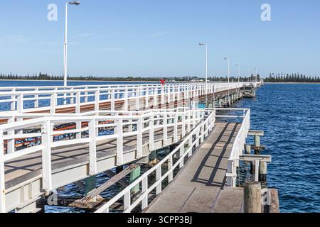 Il molo di legno del XIX secolo, lungo 1,841 km, si estende nell'Oceano Indiano a Bussleton, nella regione SW dell'Australia Occidentale Foto Stock