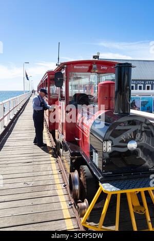 Il treno elettrico a energia solare lungo il molo di legno del XIX secolo lungo 1,841 km che si estende nell'Oceano Indiano a Bussleton, nella regione del sud-ovest Foto Stock