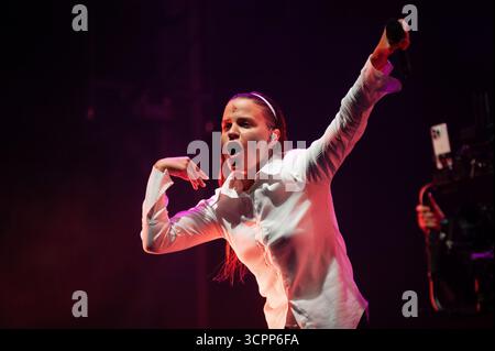 Barcellona, Spagna. 26 settembre 2025. A Barcellona, in Spagna, il 26 settembre 2025, la cantante urban-pop catalana Mushkaa inaugura la serata di concerti all'aperto sulla spiaggia di Bogatell per il la merce Festival 2025, stimolando la folla di mare con la sua miscela di trap, pop e beat mediterranei. (Foto di Charlie Perez/NurPhoto) credito: NurPhoto SRL/Alamy Live News Foto Stock