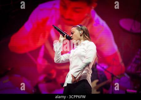 Barcellona, Spagna. 26 settembre 2025. A Barcellona, in Spagna, il 26 settembre 2025, la cantante urban-pop catalana Mushkaa inaugura la serata di concerti all'aperto sulla spiaggia di Bogatell per il la merce Festival 2025, stimolando la folla di mare con la sua miscela di trap, pop e beat mediterranei. (Foto di Charlie Perez/NurPhoto) credito: NurPhoto SRL/Alamy Live News Foto Stock