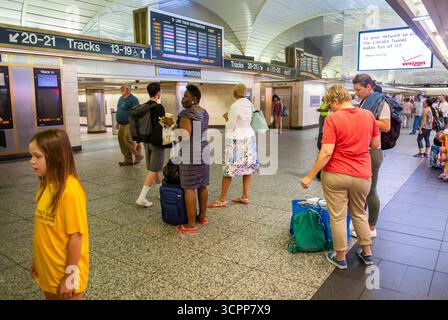 New York City, New York, Stati Uniti, affollata gente che viaggia all'interno, "Grand Central Train Station", interni dei corridoi, vista grandangolare Foto Stock