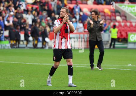 Londra, Inghilterra, Regno Unito. 27 settembre 2025. Il centrocampista del Brentford FC Jordan Henderson (6) e il manager del Brentford FC Keith Andrews applaudiscono i tifosi di casa a tempo pieno durante la partita Brentford FC contro Manchester United FC Premier League al Gtech Community Stadium di Londra, Inghilterra, Regno Unito il 27 settembre 2025 Credit: Sally Rawlins/Every Second Media Credit: Every Second Media/Alamy Live News Foto Stock