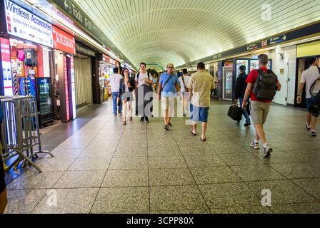 New York City, New York, Stati Uniti, affollata gente che viaggia all'interno, "Grand Central Train Station", interni dei corridoi, vista grandangolare Foto Stock