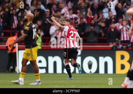 Londra, Inghilterra, Regno Unito. 27 settembre 2025. Il centrocampista del Brentford FC Vitaly Janelt (27) celebra il centrocampista del Brentford FC Mathias Jensen (8) goal 3-1 durante la partita Brentford FC contro Manchester United FC Premier League al Gtech Community Stadium, Londra, Inghilterra, Regno Unito il 27 settembre 2025 Credit: Sally Rawlins/Every Second Media Credit: Every Second Media/Alamy Live News Foto Stock