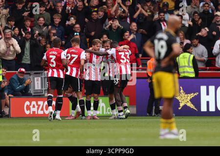 Londra, Inghilterra, Regno Unito. 27 settembre 2025. I giocatori del Brentford FC celebrano il centrocampista del Brentford FC Mathias Jensen (8) goal 3-1 durante la partita Brentford FC vs Manchester United FC Premier League al Gtech Community Stadium, Londra, Inghilterra, Regno Unito il 27 settembre 2025 Credit: Sally Rawlins/Every Second Media Credit: Every Second Media/Alamy Live News Foto Stock