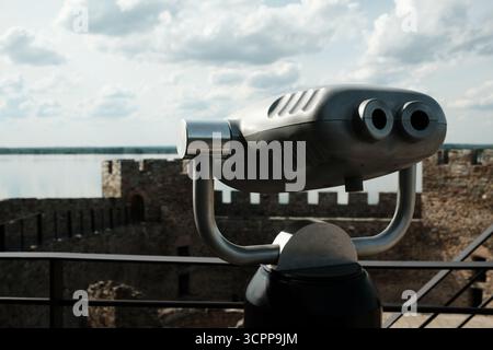 Visore binoculare a gettoni allestito su una torre della Fortezza RAM, di fronte al Danubio. Una popolare destinazione turistica in Serbia. Foto Stock