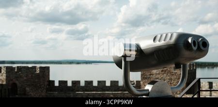 Visore binoculare a gettoni allestito su una torre della Fortezza RAM, di fronte al Danubio. Una popolare destinazione turistica in Serbia. Foto Stock