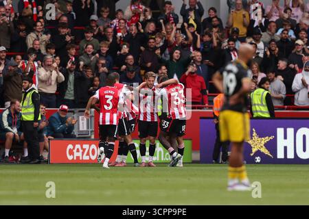 Londra, Inghilterra, Regno Unito. 27 settembre 2025. I giocatori del Brentford FC celebrano il centrocampista del Brentford FC Mathias Jensen (8) goal 3-1 durante la partita Brentford FC vs Manchester United FC Premier League al Gtech Community Stadium, Londra, Inghilterra, Regno Unito il 27 settembre 2025 Credit: Sally Rawlins/Every Second Media Credit: Every Second Media/Alamy Live News Foto Stock