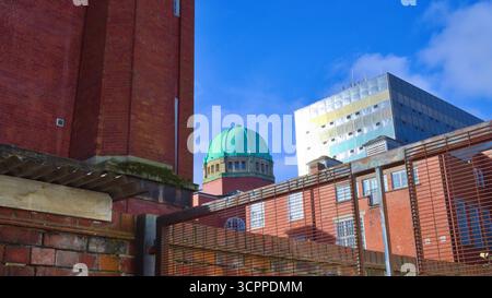 Edifici urbani disfunzionali a Newport, Galles del Sud. Cupola verde. Foto Stock