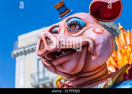 Galleggianti per le feste con volti esagerati Foto Stock