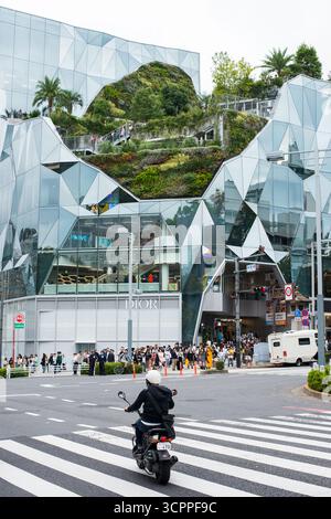 TOKYO, GIAPPONE - 27 OTTOBRE 2024 - immagine verticale di fronte al Tokyu Plaza Harajuku 'HARAKADO', un edificio dall'architettura moderna a Tokyo Foto Stock