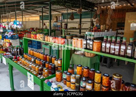 Colorati vasetti di marmellate, conserve e sottaceti in vendita presso la tradizionale bancarella greca del mercato agricolo nella città di Zante, Zante < Grecia Foto Stock