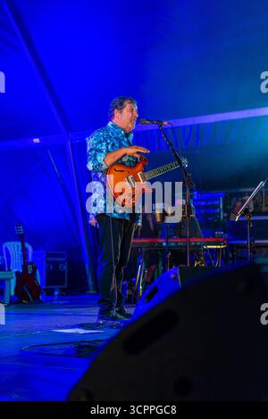 Il cantante Rui Veloso con la sua band si esibisce allo spettacolo Lusofonia che si è svolto nel giardino comunale di Oeiras, in Portogallo. Foto Stock