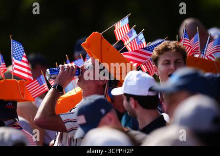 Tifosi degli Stati Uniti durante i quartetto mattutini del secondo giorno della Ryder Cup al Bethpage Black Course, Farmingdale, New York. Data foto: Sabato 27 settembre 2025. Foto Stock