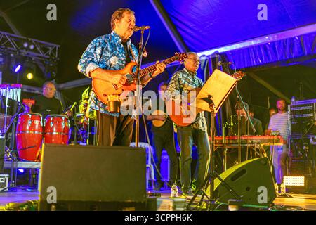 Il cantante Rui Veloso e Dani Silva con la loro band che si esibiscono allo spettacolo Lusofonia che si è svolto nel Giardino Comunale di Oeiras, in Portogallo. Foto Stock