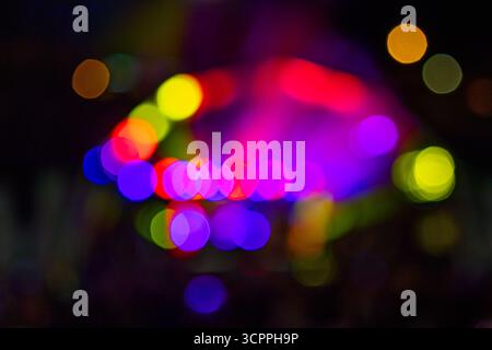 sfere di luce colorate casuali e sfocate che suggeriscono un effetto psichedelico e uno stato mentale confuso Foto Stock