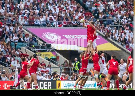 Londra, Regno Unito, 27 settembre 2025 il Canada prende il pallone in una lineout durante la finale della Coppa del mondo di rugby femminile contro Inghilterra, Allianz Stadium, Twickenham, Londra, Regno Unito. Alex Williams / Alamy Live News Foto Stock