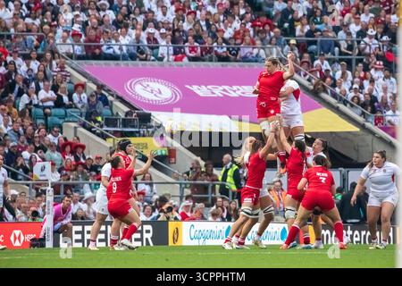 Londra, Regno Unito, 27 settembre 2025 il Canada prende il pallone in una lineout durante la finale della Coppa del mondo di rugby femminile contro Inghilterra, Allianz Stadium, Twickenham, Londra, Regno Unito. Alex Williams / Alamy Live News Foto Stock
